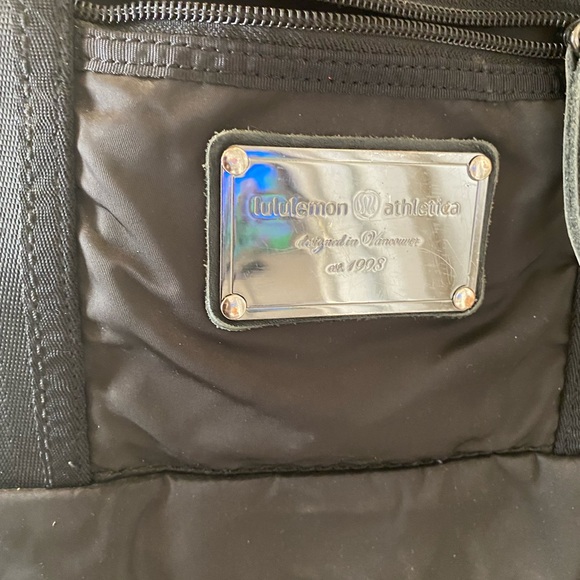 Lululemon designed in Vancouver in 1998 black shoulder bag… - Picture 8 of 12